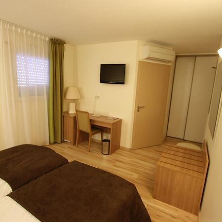 Logis Hotel Restaurant Le Grand Turc L'Oie Luaran gambar