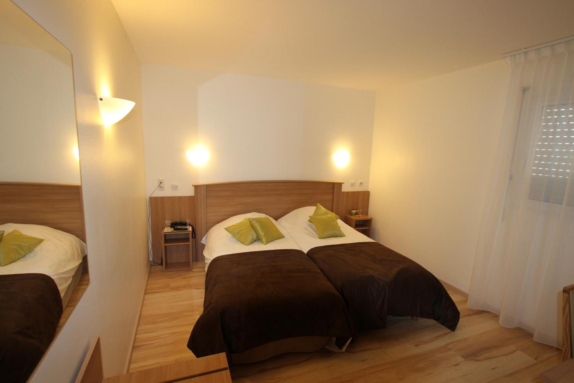 Logis Hotel Restaurant Le Grand Turc L'Oie Luaran gambar
