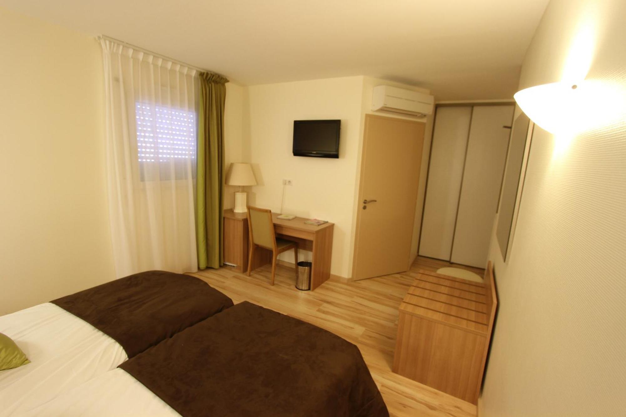 Logis Hotel Restaurant Le Grand Turc L'Oie Luaran gambar